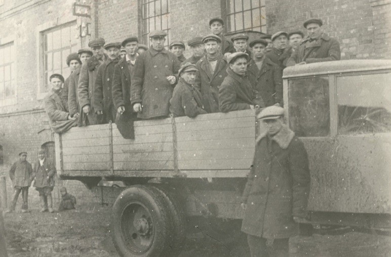 Группа рабочих завода 3 июля 1941 года